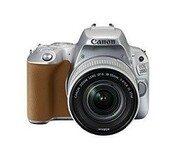 "DCCanonEOS200D+EF-S18-55ISSTMСъёмкамельчайшихдеталейблагодаря18-мегапиксельнойматрицеРасширенныевозможноститворчествасфункциейBasic+(«Основнойрежим+»)СъёмкавнеобычныхракурсахблагодаряЖК-дисплеюспеременнымугломнаклона